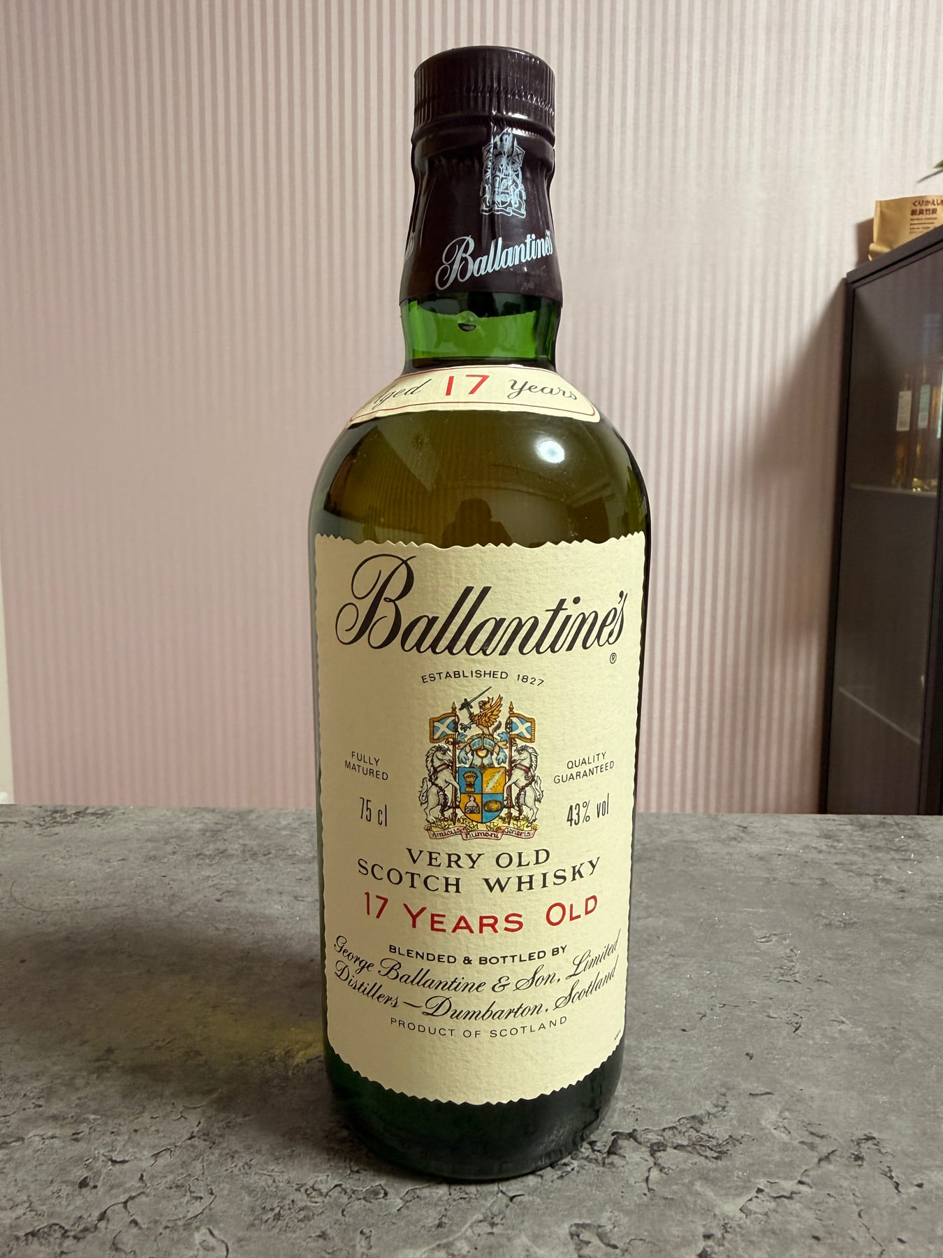 所有する旧バランタイン17年の75clボトル