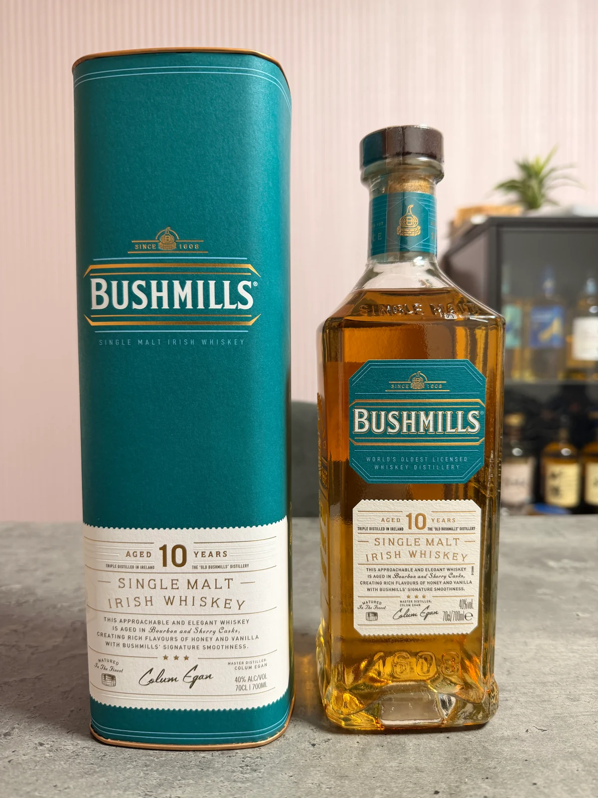 所有するブッシュミルズ10年700ml・40％のボトルと緑色の筒箱の正面
