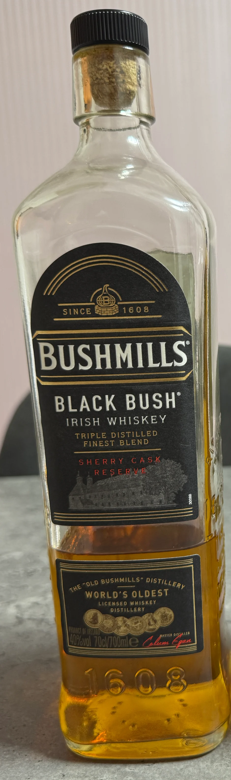 所有して実際に飲んだブッシュミルズ ブラックブッシュ700mlボトルの正面写真