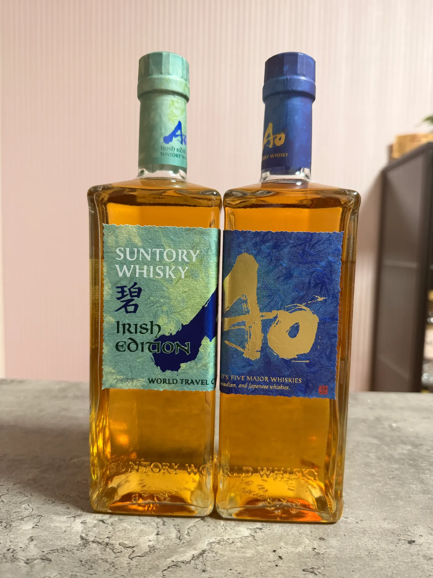 所有するサントリー碧Ao通常品とIrish Editionのボトル正面比較