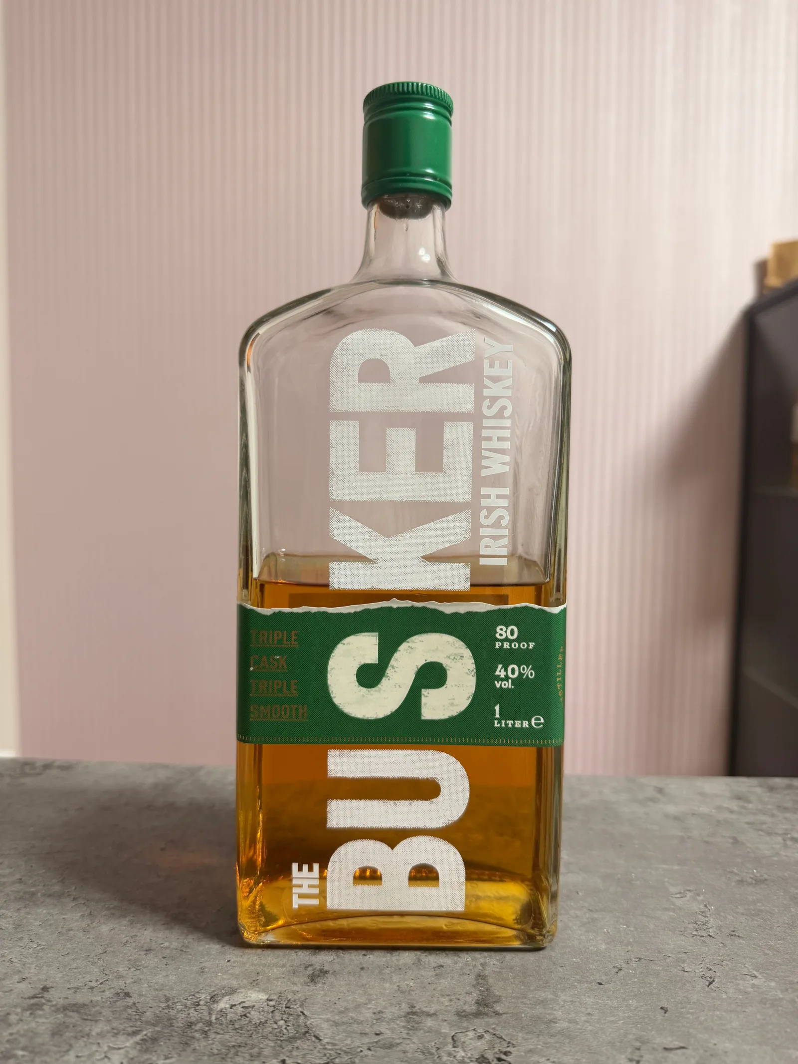 所有するザ・バスカー1リットルボトルの正面