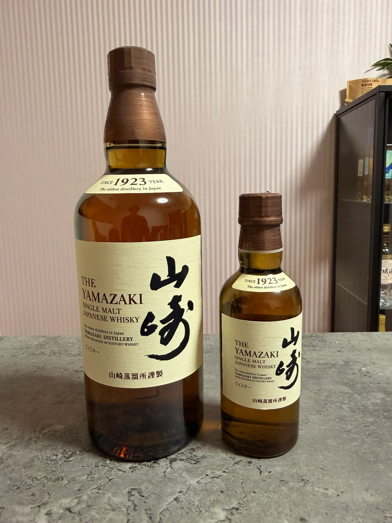 所有する山崎NVの700mlと180mlを並べた写真